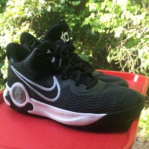 MenNike KD Trey 5 IX basketball shoe.